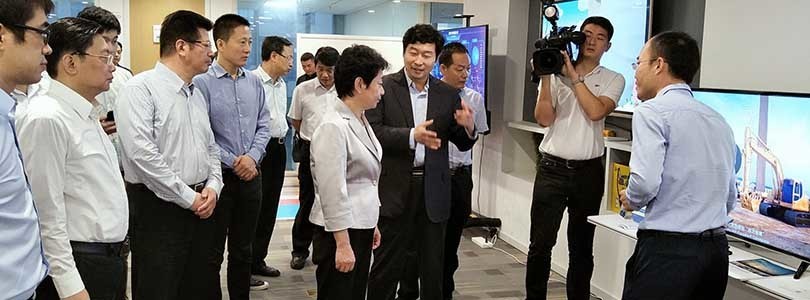 江苏省委副书记黄莉新一行参观指导机械指挥官项目